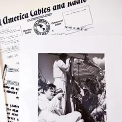 Foto de Welles sentado no chão e filmando em frente a outro documento