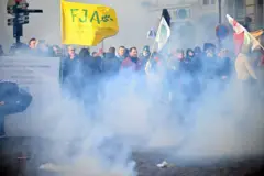 Manifestantes em meio à fumaça