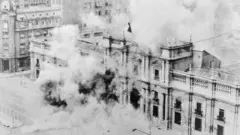 لا موندا، کاخ ریاست‌جمهوری شیلی، در جریان کودتای نظامی ۱۹۷۳ برای سرنگونی سالوادور آلنده بمباران شد