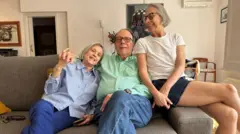 Linda, Carlos Alberto y Gina