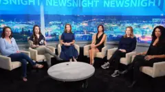 Cinco sobreviventes de Epstein sentadas com Victoria Derbyshire no estúdio do programa BBC Newsnight