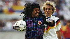 Rene Higuita y el alemán Jurgen Klinsmann
