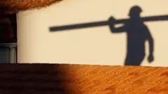 Imagem de um trabalhador da construção civil.