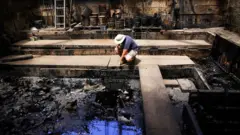 محققان مشغول کار در گودال شماره ۹۱ این محوطه، ۱۷ اوت ۲۰۲۳