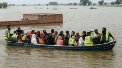 배를 타고 대피하는 주민들의 모습
