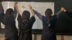 اعتراضات دانش آموزان دختر
