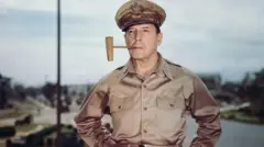 Jenderal Douglas MacArthur.