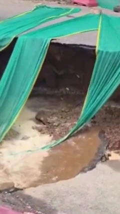 गुरुग्राम की सड़क पर हो गया गड्ढा
