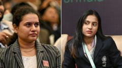 దివ్య దేశ్‌ముఖ్ - కోనేరు హంపి: మహిళల చెస్ ప్రపంచ కప్ ఫైనల్‌కు చేరిన భారతీయ క్రీడాకారిణులు