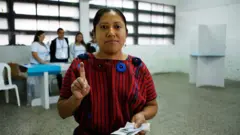 Joven de Guatemala vota en 2019.