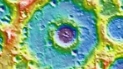 A cratera lunar Einstein, em imagem colorida, com uma cratera menor no seu interior