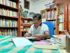 දැන් මාකේස් 'සියක් වසරක හුදෙකලාව' ලියන කොට එයා හිතුවෙ නැහැනෙ ගෙදර කන්නෙ බොන්නෙ කොහොමද කියන එක ගැන. ඒවා බැලුවේ මර්සිඩීස්, එයාගෙ බිරිඳ. මාකේස්ට ඒව ගැන සිහියක් තිබුණේ නැහැ. නමුත් අපිට ඒ වගේ ලියන්න බැහැ. අපිට සිද්ධ වෙනව ගෙදර දොර දේවල් වලට මැදිහත් වෙන්න. 