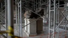 O Bendegó em meio aos andaimes