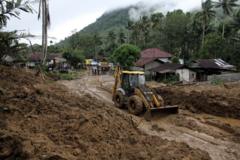 pak-bupati-tolong-kami-ribuan-orang-mengungsi-akibat-banjir-dan-longsor-di-sumatra-utara-akibat-perusakan-hutan-atau-cuaca-ekstrem