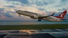 Bir THY uçağı kalkış yapıyor