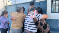 Los familiares de uno de los mineros asesinados en una mina de Pataz se abrazan a la salida de la morgue de Trujillo. 