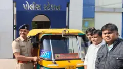 અમદાવાદ રિક્ષાચાલક એકતા એસોશિયેશનના ઉપપ્રમુખ કિશનભાઈ કોરી ગાયકવાડ હવેલી પોલીસ સ્ટેશનમાં તેમની રિક્ષાને સ્ટીકર લગાવડાવતા 