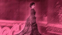 Jovanka Stojković, žena u dugoj haljini sa vezanom kosom pozira iz profila, crno-bela fotografija sa roze pozadinom