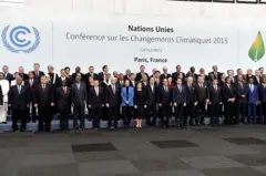 Líderes mundiais posam para a foto de família durante a COP21, conferência do clima da ONU.
