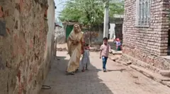 দুই সন্তানের সঙ্গে বাড়ির সামনে সঞ্জনা জাটভ