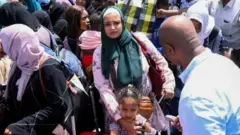 சூடானிலிருந்து பல்லாயிரக்கணக்கான பொதுமக்கள் தப்பிச்செல்ல முயற்சிப்பதால் தத்தளிக்கும் துறைமுக நகரம்