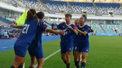 नेपाली महिला फुटबल टोली जितको खुशीयाली मनाउँदै