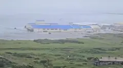 Una poderosa ola azota un edificio situado cerca de la costa, tras un fuerte terremoto que sacudió la península de Kamchatka, en Severo-Kurilsk, región de Sajalín, Rusia, el 30 de julio de 2025.