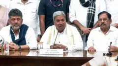 गुरुवार को कर्नाटक के मुख्यमंत्री सिद्धारमैया एक प्रेस कॉन्फ्रेंस को संबोधित करते हुए. उनके साथ बैठे हैं उपमुख्यमंत्री डीके. शिवकुमार और मंत्री जी. परमेश्वर.