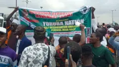 Awọn ọmọ ẹgbẹ Yoruba Nation di mọ asia ẹgbẹ naa