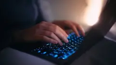 Mãosjogo da roleta gratismulher digitam no teclado