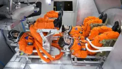 Астронавты в космическом корабле