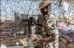 Ológun Nàìjíríà tó mú okùn ọta ìbọn dání