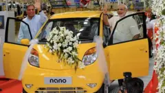 નૅનો કારમાં બેઠેલા નરેન્દ્ર મોદી નજરે પડે છે