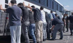 미국 이민당국이 4일(현지시간) 조지아주에 위치한 현대자동차와 LG에너지솔루션이 공동으로 건설 중인 조지아주 브라이언 카운티 소재 전기차 배터리 공장 건설현장을 급습해 불법체류자 혐의가 있는 수백 명을 체포했다