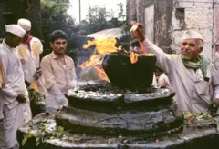 ज्येष्ठ नागरिकांसाठीच्या तीर्थ दर्शन योजनेवर मुस्लीम नेत्यांचा आक्षेप, पात्रता काय? अर्ज कसा करायचा?
