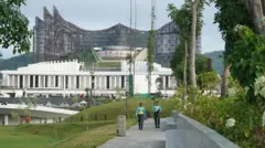 ၂၀၂၄ သြဂုတ်လ ၁၂ ရက်နေ့က တွေ့ရတဲ့ အင်ဒိုနီးရှားနိုင်ငံ မြို့တော်သစ် နူဆန်တာရာ ဆောက်လုပ်ရေးလုပ်ငန်းခွင်