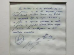 Um guardanapo com uma mensagem que diz: “Em Barcelona, em 14 de dezembro de 2000 e na presença dos senhores Minguella e Horacio, Carles Rexach, diretor esportivo do FC Barcelona, compromete-se, sob sua responsabilidade e independentemente de qualquer opinião contrária, a contratar o jogador Lionel Messi, desde que sejam respeitados os valores acordados”.