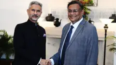 বাংলাদেশ ও ভারতের দুই বিদেশ মন্ত্রী - বাঁয়ে এস জয়শঙ্কর, ডাইনে হাছান মাহমুদ