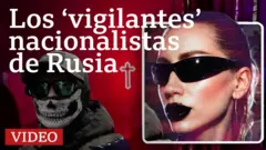 Montaje con el rostro de una mujer con gafas de sol y pintalabios oscuros, detrás un fondo rojo con una cruz de neón y un hombre encapuchado con anteojos y cubrebocas.