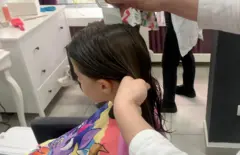 Žena češlja devojčicu specijalnim češljem za uklanjanje vašaka