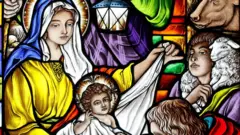 Vitral mostra cena de nascimento de Jesus