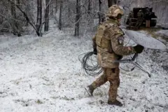 スターリンクアンテナを運ぶウクライナ兵士