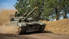 Inkungugu iriko iratuma ahaciye ikiduga c'intambara gitwawe n'umusirikare wa Ukraine mu kabarabara k'ibivu i Kherson, Ukraine ku wa 8 Myandagaro. 