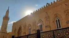 হুসাইনি মসজিদের বাইরের অংশ