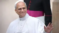 O Papa Leão 14 durante sua primeira oração do Angelus em frente à sua residência de verão em Castel Gandolfo, Roma, acenando com a mão esquerda
