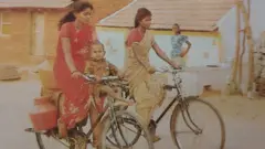 दो महिलाएं साइकिल चला रही हैं 