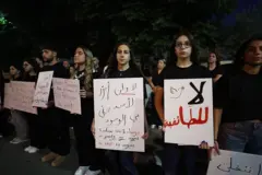 تجمع العشرات حاملين أعلاماً ولافتات تحمل رسائل دعم لأهالي السويداء، في مجدل شمس للمطالبة بإنهاء الاشتباكات بين العرب البدو وبعض الجماعات المسلحة الدرزية في مدينة السويداء في 19 يوليو/تموز 2025