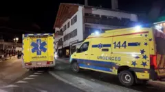 دو آمبولانس در حال عبور از جاده در شب. 