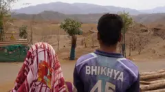 மகாராஷ்டிரா: 20 ஆண்டுகளாக தினசரி உயிரைப் பணயம் வைத்து வாழும் பழங்குடிகள் - ஏன் இந்த அவலம்?