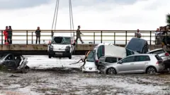 Наводнение в Испании: вода принесла к мосту автомобили